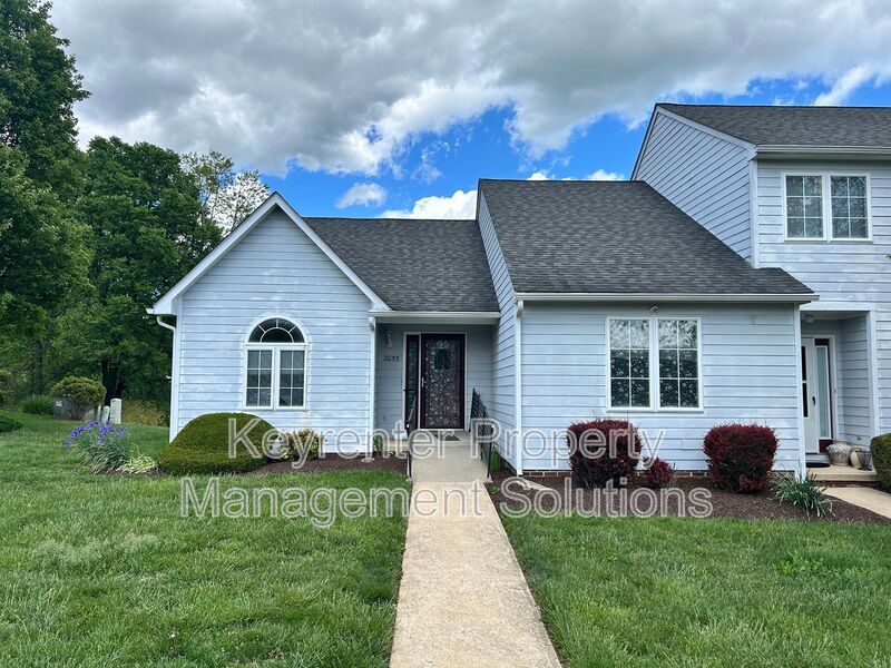 2055 Hampton Dr in Waynesboro, VA - Building Photo