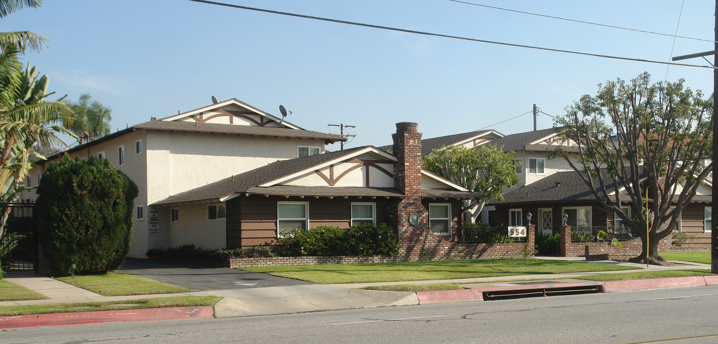 Royal Manor Apartments in Covina, CA - Foto de edificio