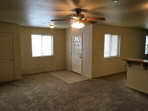 1633 NE Lotus Dr in Bend, OR - Building Photo - Building Photo
