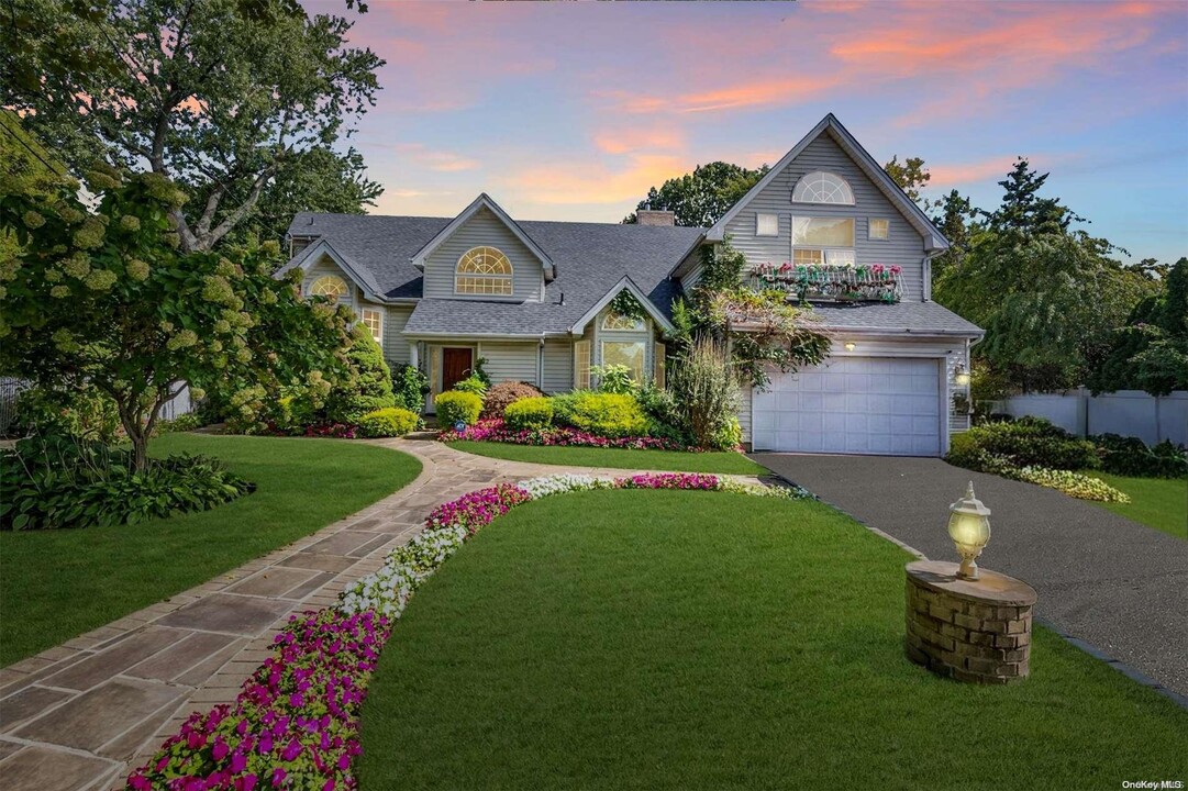 12 Gold Cir in Malverne, NY - Foto de edificio