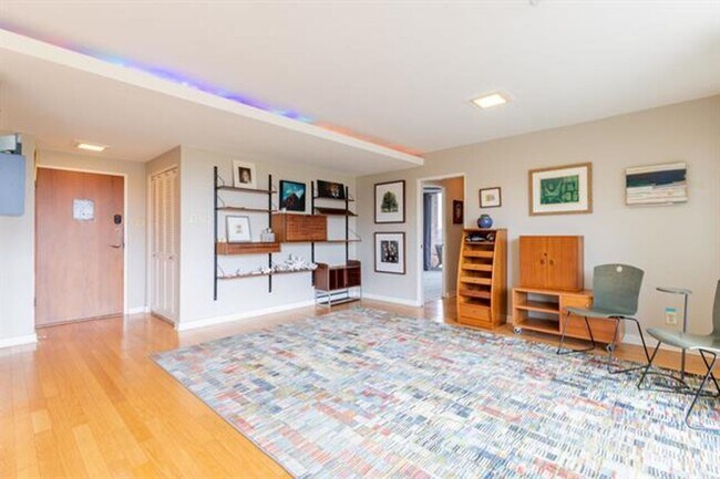 2195 Poplar Ave in Memphis, TN - Building Photo - Building Photo