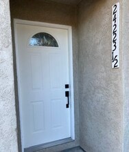 24223 Arch St, Unit One-Half in Santa Clarita, CA - Foto de edificio - Building Photo