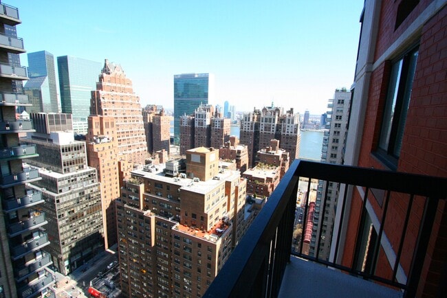250 E 40th St, Unit 31 D in New York, NY - Foto de edificio - Building Photo
