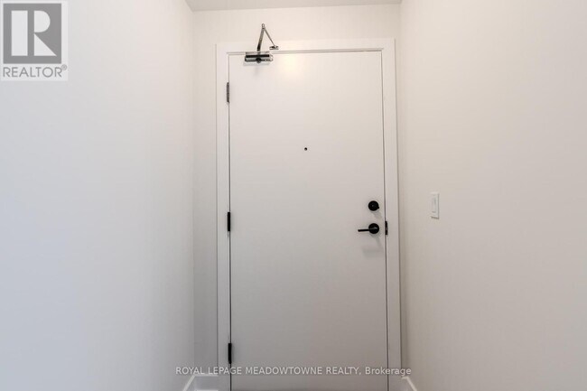 4130-4130 Parkside Village Dr in Mississauga, ON - Building Photo - Building Photo