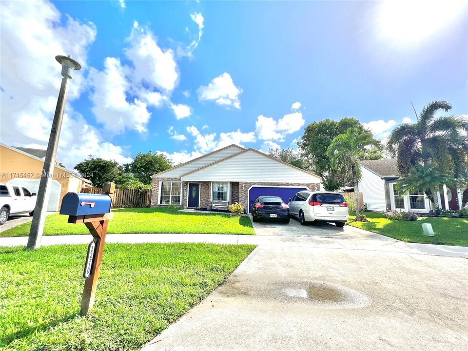 13310 SW 10th Pl in Davie, FL - Building Photo