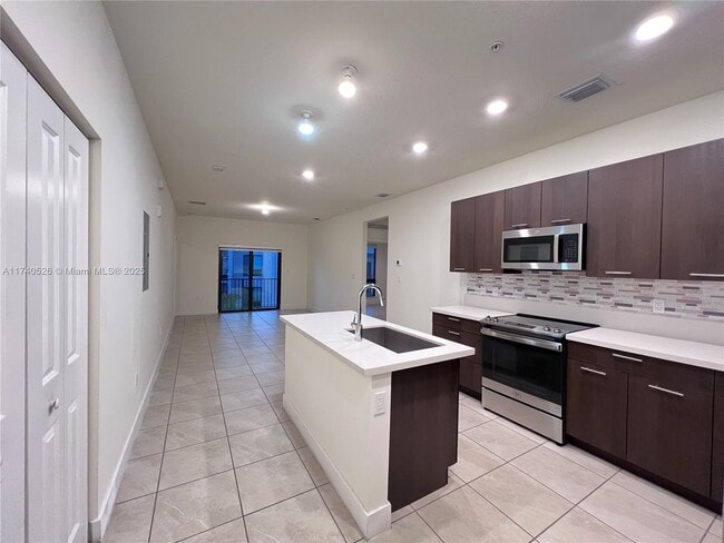 8301 NW 41st St in Doral, FL - Building Photo - Building Photo
