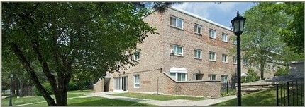 Bayview Mews in Toronto, ON - Building Photo - Building Photo