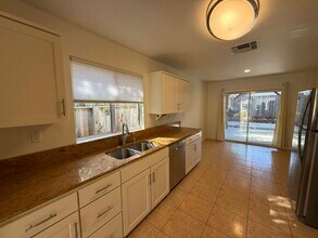 1203 Caricia Dr in Davis, CA - Foto de edificio - Building Photo