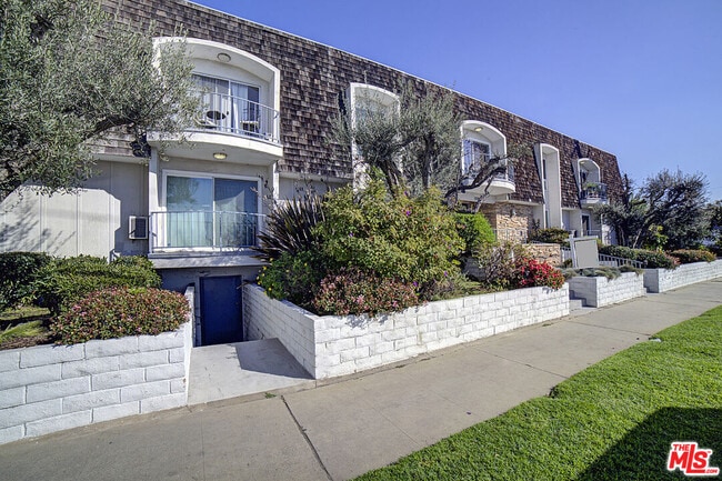 property at 2884 Sawtelle Blvd