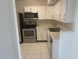 3600 NW 21st St, Unit 406 in Lauderdale Lakes, FL - Building Photo
