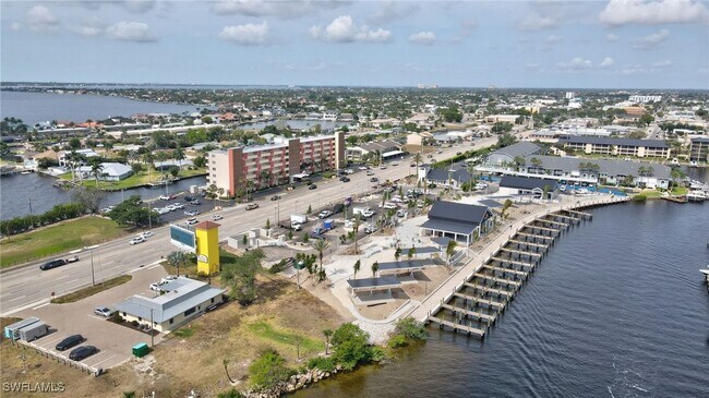 1766 Cape Coral Pkwy E in Cape Coral, FL - Foto de edificio - Building Photo