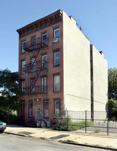 102 Macon St in Brooklyn, NY - Building Photo - Building Photo