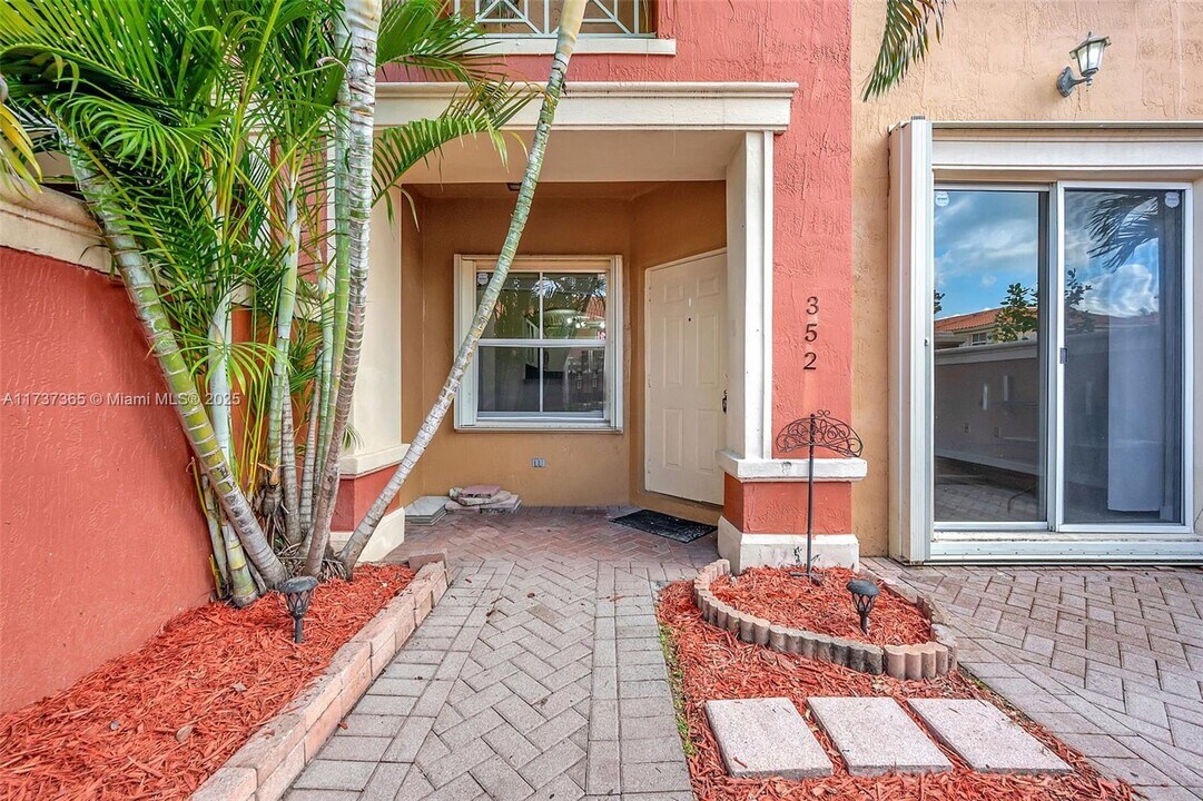 6141 NW 115th Pl, Unit 352 in Doral, FL - Building Photo