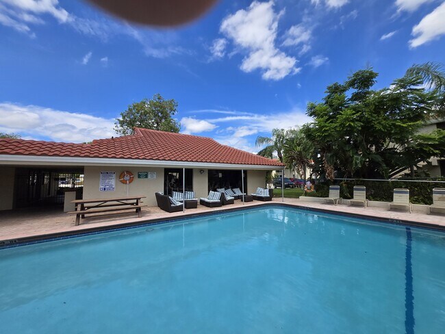 5242 NE 6th Ave, Unit D27 in Fort Lauderdale, FL - Building Photo - Building Photo