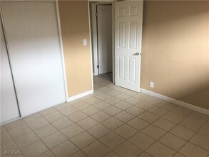 5248 Pebble Beach Blvd in Las Vegas, NV - Building Photo - Building Photo