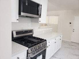 302 N Ventura St in Anaheim, CA - Building Photo