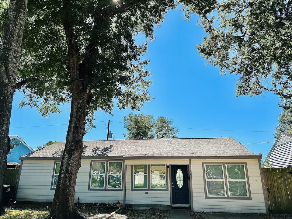6729 Lodge St in Houston, TX - Building Photo
