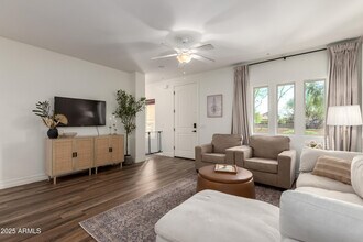 2821 S Skyline Dr in Mesa, AZ - Building Photo - Building Photo