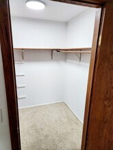 5675 W Brown Deer Rd, Unit 210 in Brown Deer, WI - Foto de edificio - Building Photo