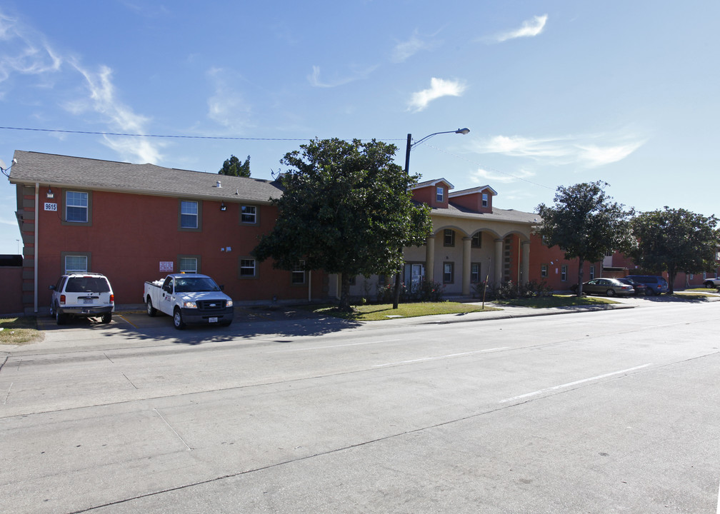 Royale Apartments in Houston, TX - Building Photo