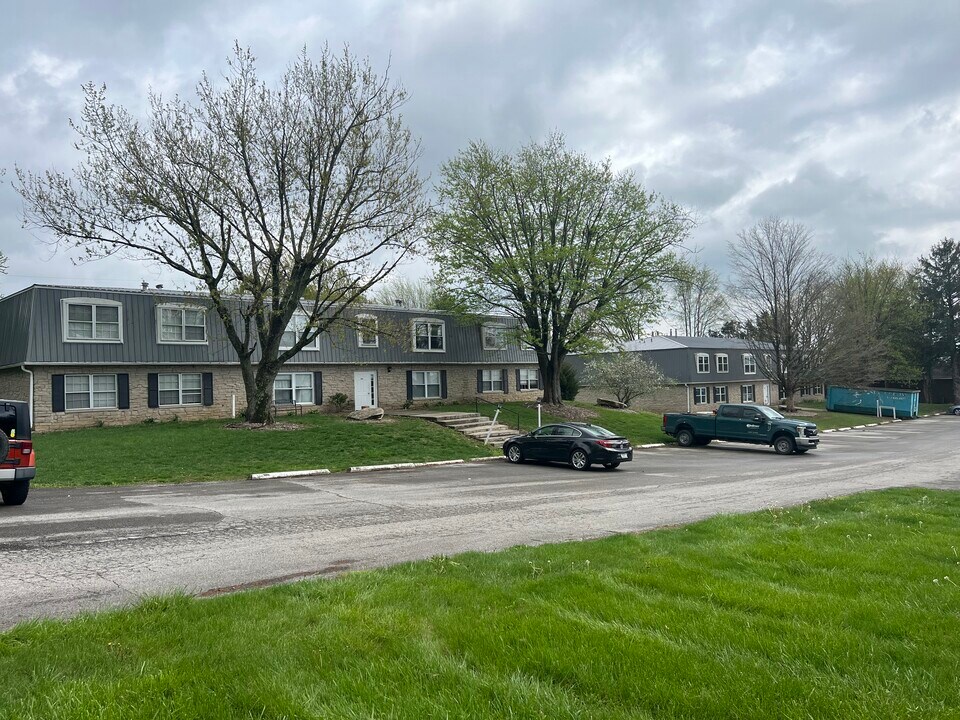 701-709 Etzler Dr in Salem, IN - Foto de edificio