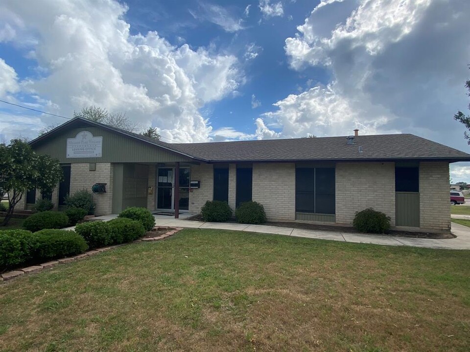 1200 Meadow Park Ln in Lockhart, TX - Building Photo