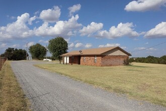 10380 N 2406 Rd in Weatherford, OK - Building Photo - Building Photo