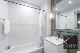 53 W Broadway in New York, NY - Building Photo - Building Photo