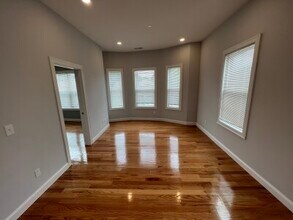 129 Cross St, Unit 1 in Somerville, MA - Foto de edificio - Building Photo