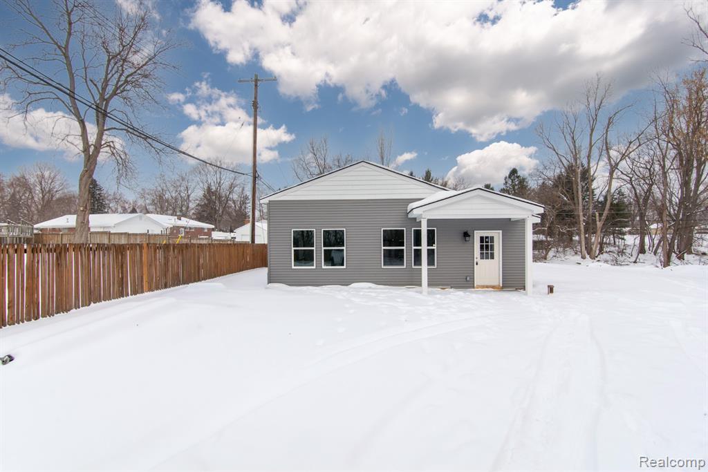 2455 Crumb Rd in Commerce Township, MI - Building Photo