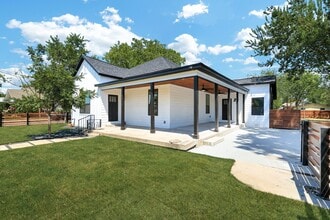 2425 Monterey St in San Antonio, TX - Building Photo - Building Photo