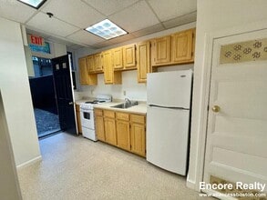 1077 Beacon St, Unit B in Brookline, MA - Foto de edificio - Building Photo