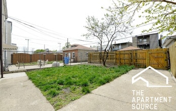 2118 N Avers Ave, Unit G in Chicago, IL - Building Photo - Building Photo