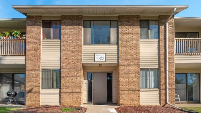 Woodhues Apartments in Farmington Hills, MI - Foto de edificio - Building Photo