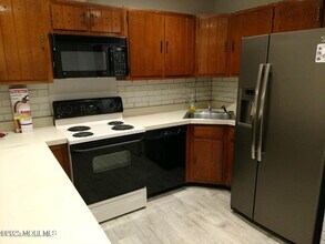 137 Amberly Dr in Englishtown, NJ - Building Photo - Building Photo