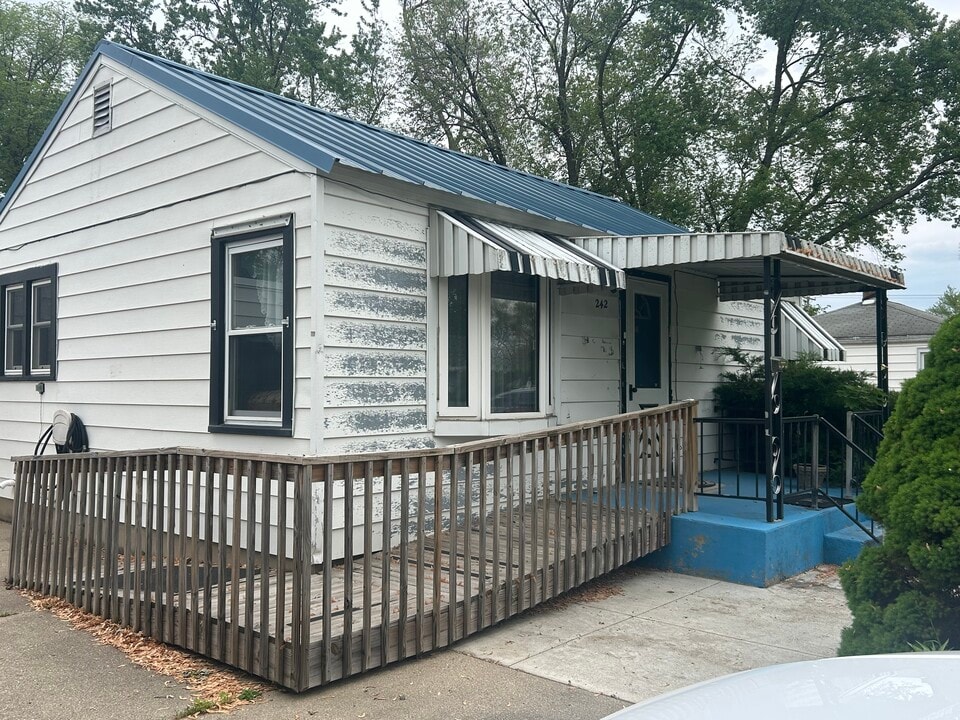 242 Winona Dr in Machesney Park, IL - Building Photo