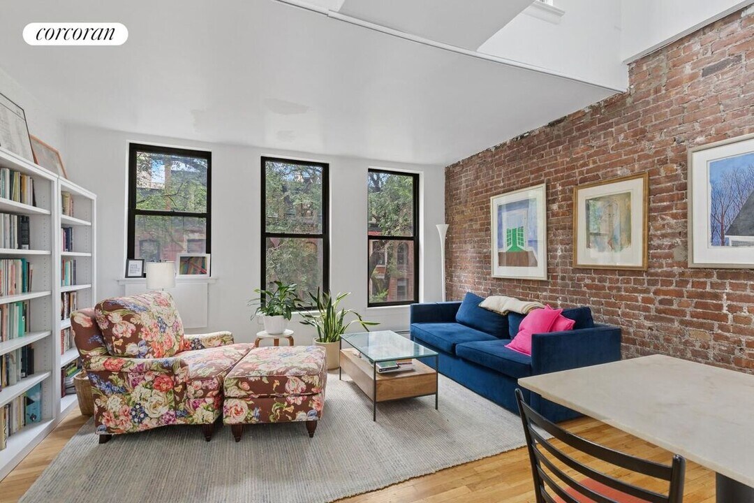 27 W 94th St in New York, NY - Building Photo