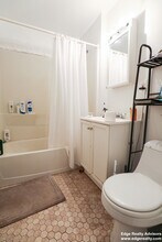 60 Egmont St, Unit 1 in Brookline, MA - Foto de edificio - Building Photo