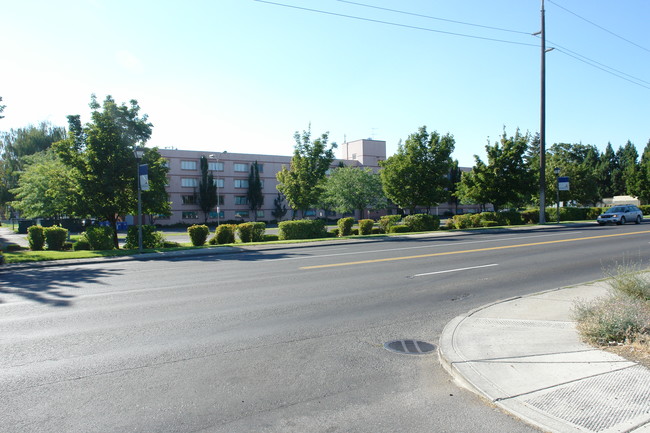 Madonna Hall in Spokane, WA - Foto de edificio - Building Photo