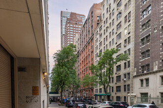 27 W 67th St in New York, NY - Building Photo - Primary Photo