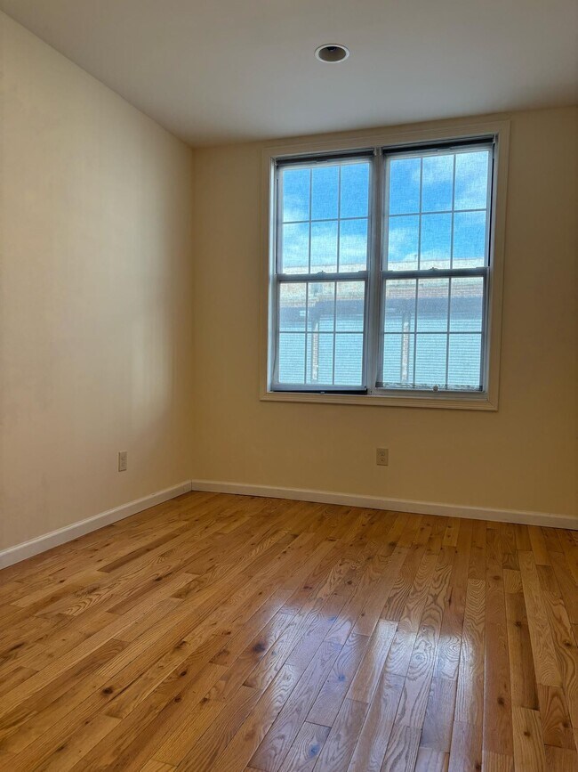 7322 69th Pl in Glendale, NY - Building Photo - Building Photo