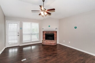 8060 Cannonwood Dr in Fort Worth, TX - Foto de edificio - Building Photo