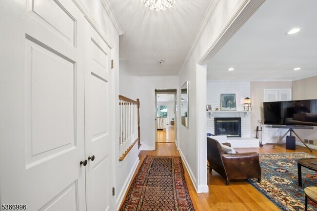 19 Claremont Dr in Millburn, NJ - Building Photo - Building Photo