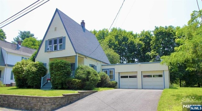 6 Cottage Pl in Allendale, NJ - Building Photo - Building Photo