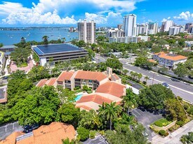 800 Hudson Ave in Sarasota, FL - Building Photo