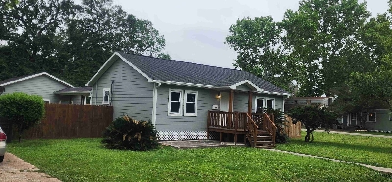 200 Poinsetta Ln in Highlands, TX - Building Photo