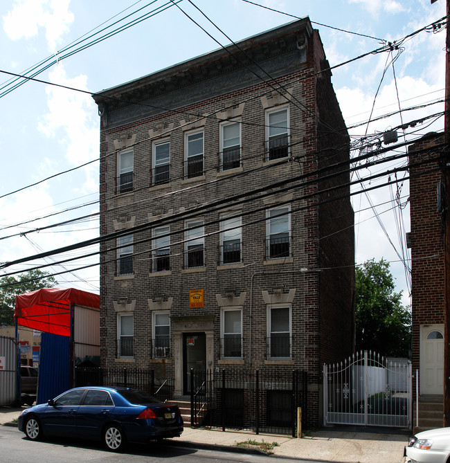 658 N 6th St in Newark, NJ - Building Photo - Building Photo