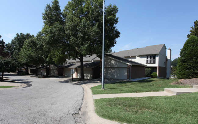 Lido Villas in Mission, KS - Foto de edificio - Building Photo