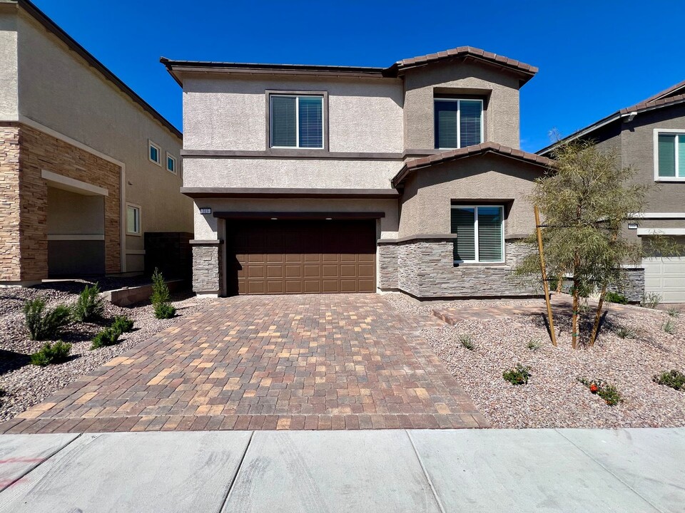 313 Mount Tyndall St in Henderson, NV - Building Photo