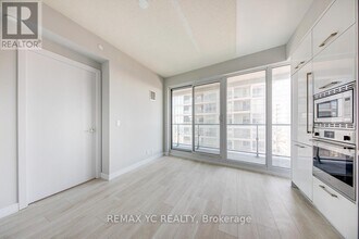 2221 Yonge St in Toronto, ON - Building Photo - Building Photo